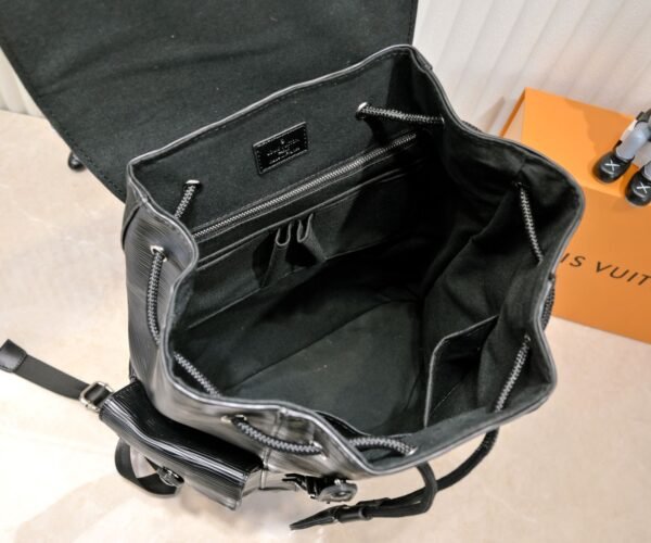 The Christopher backpack features ample interior space and an eye-catching design, making it an ideal everyday bag for outdoor use. Dimensions: 41 x 47 x 13 cm (length x height x width)