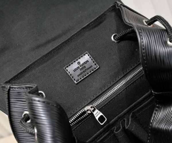 The Christopher backpack features ample interior space and an eye-catching design, making it an ideal everyday bag for outdoor use. Dimensions: 41 x 47 x 13 cm (length x height x width)