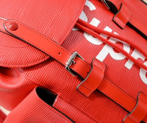 The Christopher backpack features ample interior space and an eye-catching design, making it an ideal everyday bag for outdoor use. Dimensions: 41 x 47 x 13 cm (length x height x width)