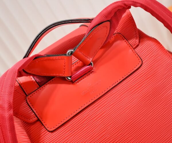 The Christopher backpack features ample interior space and an eye-catching design, making it an ideal everyday bag for outdoor use. Dimensions: 41 x 47 x 13 cm (length x height x width)