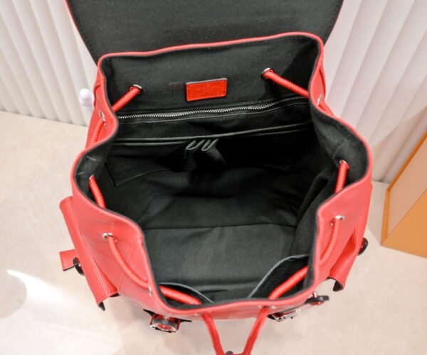 The Christopher backpack features ample interior space and an eye-catching design, making it an ideal everyday bag for outdoor use. Dimensions: 41 x 47 x 13 cm (length x height x width)