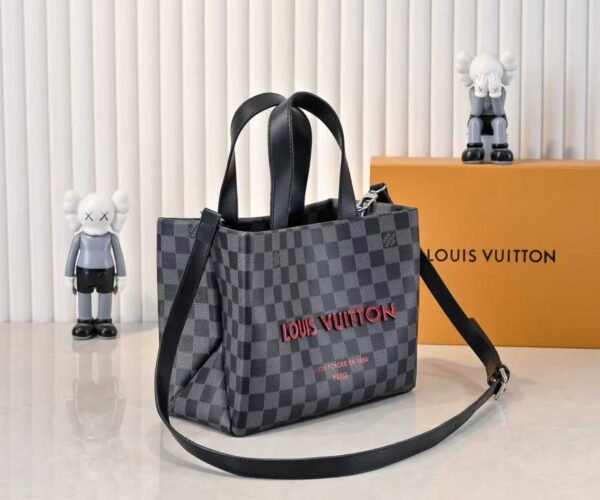 The collaboration collection by Pharrell and NIGO.The collaboration collection by Pharrell and NIGO. The top-quality original single item of this medium-sized Shopper handbag, which is the same as the Louis Vuitton shopping bag. The top-quality original single item of this medium-sized Shopper handbag, which is the same as the Louis Vuitton shopping bag.