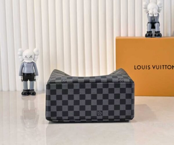 The collaboration collection by Pharrell and NIGO.The collaboration collection by Pharrell and NIGO. The top-quality original single item of this medium-sized Shopper handbag, which is the same as the Louis Vuitton shopping bag. The top-quality original single item of this medium-sized Shopper handbag, which is the same as the Louis Vuitton shopping bag.