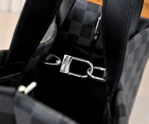 The collaboration collection by Pharrell and NIGO.The collaboration collection by Pharrell and NIGO. The top-quality original single item of this medium-sized Shopper handbag, which is the same as the Louis Vuitton shopping bag. The top-quality original single item of this medium-sized Shopper handbag, which is the same as the Louis Vuitton shopping bag.