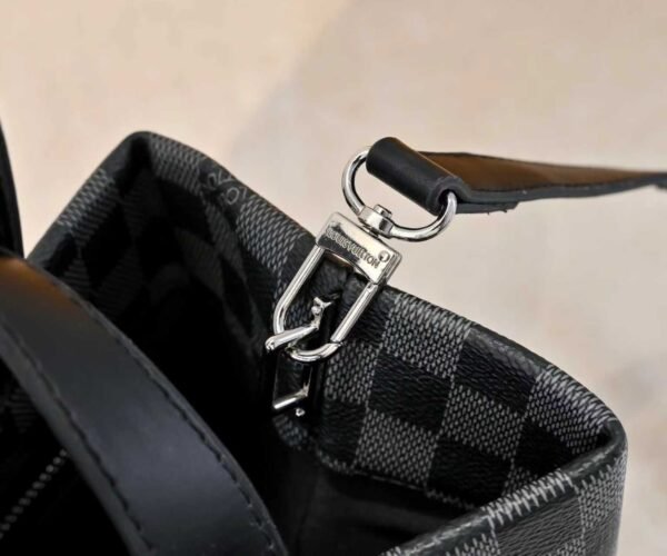 The collaboration collection by Pharrell and NIGO.The collaboration collection by Pharrell and NIGO. The top-quality original single item of this medium-sized Shopper handbag, which is the same as the Louis Vuitton shopping bag. The top-quality original single item of this medium-sized Shopper handbag, which is the same as the Louis Vuitton shopping bag.