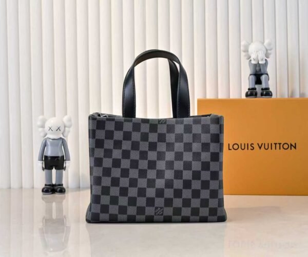 The collaboration collection by Pharrell and NIGO.The collaboration collection by Pharrell and NIGO. The top-quality original single item of this medium-sized Shopper handbag, which is the same as the Louis Vuitton shopping bag. The top-quality original single item of this medium-sized Shopper handbag, which is the same as the Louis Vuitton shopping bag.
