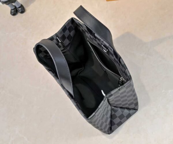 The collaboration collection by Pharrell and NIGO.The collaboration collection by Pharrell and NIGO. The top-quality original single item of this medium-sized Shopper handbag, which is the same as the Louis Vuitton shopping bag. The top-quality original single item of this medium-sized Shopper handbag, which is the same as the Louis Vuitton shopping bag.