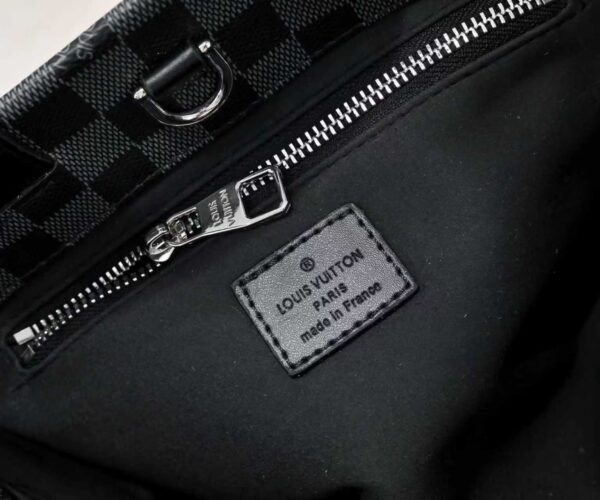 The collaboration collection by Pharrell and NIGO.The collaboration collection by Pharrell and NIGO. The top-quality original single item of this medium-sized Shopper handbag, which is the same as the Louis Vuitton shopping bag. The top-quality original single item of this medium-sized Shopper handbag, which is the same as the Louis Vuitton shopping bag.