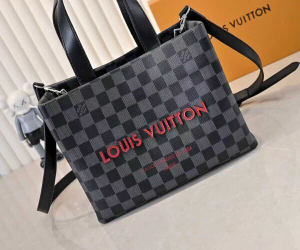 The collaboration collection by Pharrell and NIGO.The collaboration collection by Pharrell and NIGO. The top-quality original single item of this medium-sized Shopper handbag, which is the same as the Louis Vuitton shopping bag. The top-quality original single item of this medium-sized Shopper handbag, which is the same as the Louis Vuitton shopping bag.