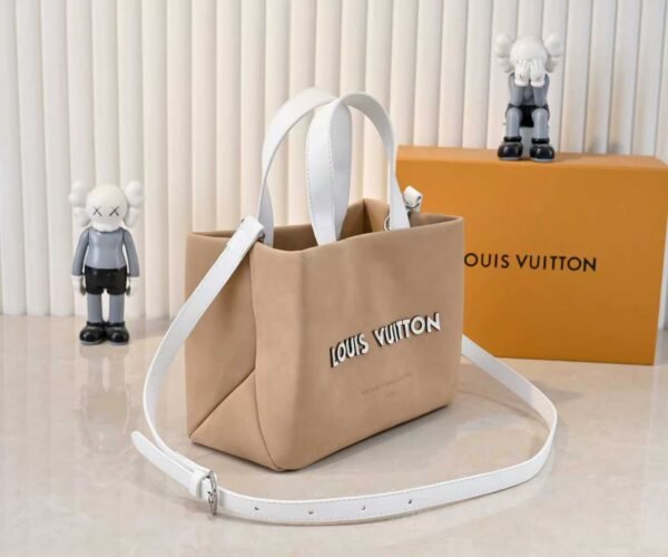 The collaboration collection by HARREL and NIGO features a top-quality original item - the medium-sized handbag of the Shopper series.The collaboration collection by HARREL and NIGO features a top-quality original item - this medium-sized Shopper handbag, which is the same as the Louis Vuitton shopping bag. It is the same as the Louis Vuitton shopping bag.