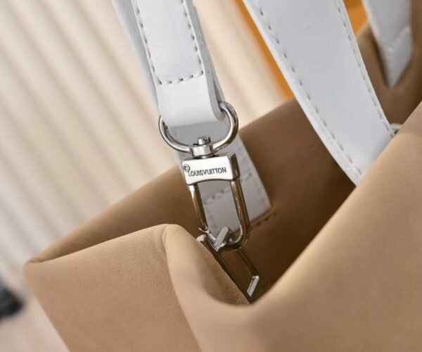 The collaboration collection by HARREL and NIGO features a top-quality original item - the medium-sized handbag of the Shopper series.The collaboration collection by HARREL and NIGO features a top-quality original item - this medium-sized Shopper handbag, which is the same as the Louis Vuitton shopping bag. It is the same as the Louis Vuitton shopping bag.