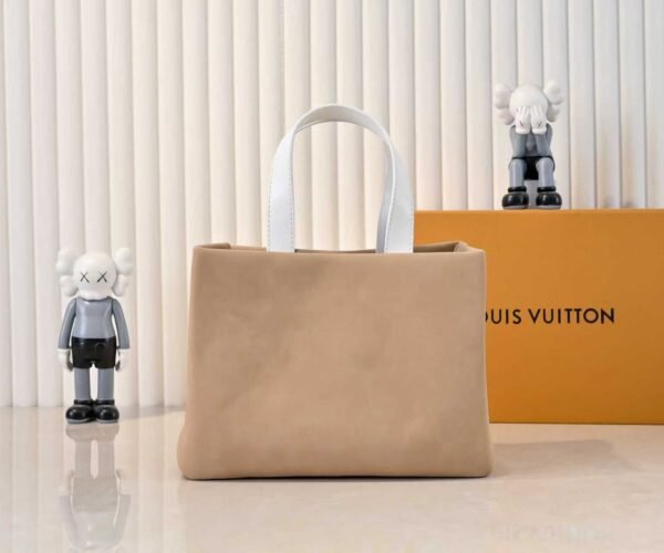 The collaboration collection by HARREL and NIGO features a top-quality original item - the medium-sized handbag of the Shopper series.The collaboration collection by HARREL and NIGO features a top-quality original item - this medium-sized Shopper handbag, which is the same as the Louis Vuitton shopping bag. It is the same as the Louis Vuitton shopping bag.