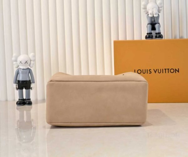 The collaboration collection by HARREL and NIGO features a top-quality original item - the medium-sized handbag of the Shopper series.The collaboration collection by HARREL and NIGO features a top-quality original item - this medium-sized Shopper handbag, which is the same as the Louis Vuitton shopping bag. It is the same as the Louis Vuitton shopping bag.