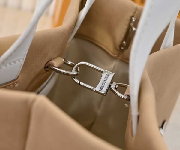 The collaboration collection by HARREL and NIGO features a top-quality original item - the medium-sized handbag of the Shopper series.The collaboration collection by HARREL and NIGO features a top-quality original item - this medium-sized Shopper handbag, which is the same as the Louis Vuitton shopping bag. It is the same as the Louis Vuitton shopping bag.