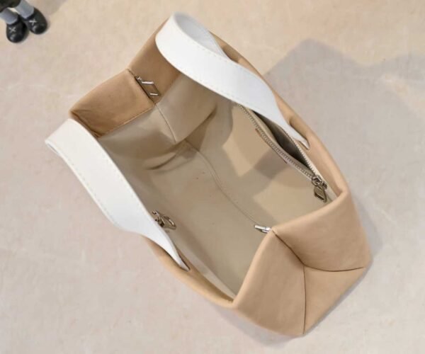 The collaboration collection by HARREL and NIGO features a top-quality original item - the medium-sized handbag of the Shopper series.The collaboration collection by HARREL and NIGO features a top-quality original item - this medium-sized Shopper handbag, which is the same as the Louis Vuitton shopping bag. It is the same as the Louis Vuitton shopping bag.