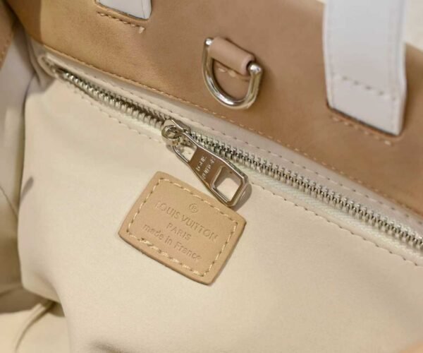 The collaboration collection by HARREL and NIGO features a top-quality original item - the medium-sized handbag of the Shopper series.The collaboration collection by HARREL and NIGO features a top-quality original item - this medium-sized Shopper handbag, which is the same as the Louis Vuitton shopping bag. It is the same as the Louis Vuitton shopping bag.