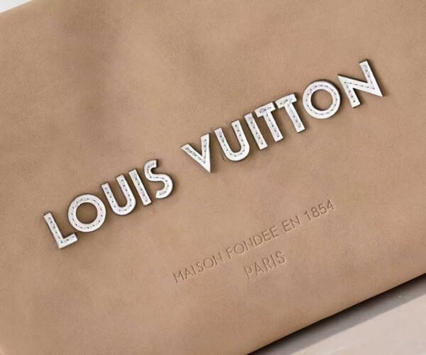 The collaboration collection by HARREL and NIGO features a top-quality original item - the medium-sized handbag of the Shopper series.The collaboration collection by HARREL and NIGO features a top-quality original item - this medium-sized Shopper handbag, which is the same as the Louis Vuitton shopping bag. It is the same as the Louis Vuitton shopping bag.