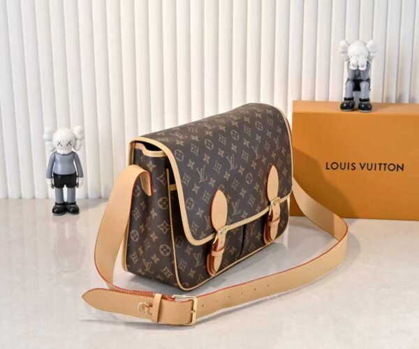 The classic Gibecière handbag from the 1990s: 24 x 12 x 35.5 cm (height x width x length)