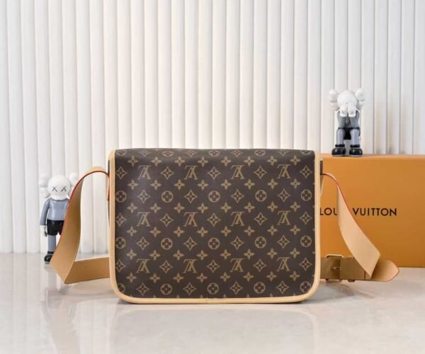 The classic Gibecière handbag from the 1990s: 24 x 12 x 35.5 cm (height x width x length)