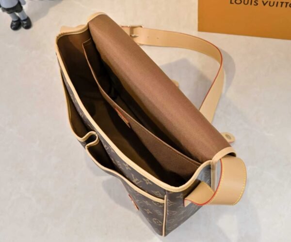 The classic Gibecière handbag from the 1990s: 24 x 12 x 35.5 cm (height x width x length)