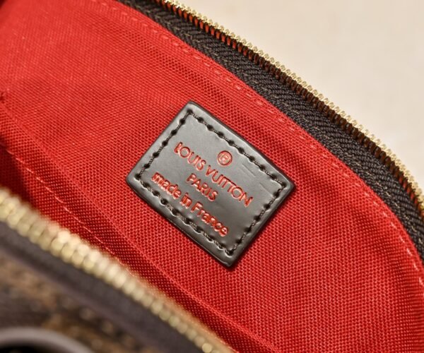 Double-sided color-changing yellow leather N41221, Agge M53152, presbyopic. This charming Alma BB handbag measures 25x19x12 centimeters (length x height x width).