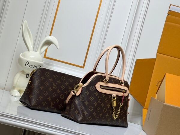 Small size M15208 M25774 This Louis Vuitton Ever More PM handbag measures 28x18x12 cm.