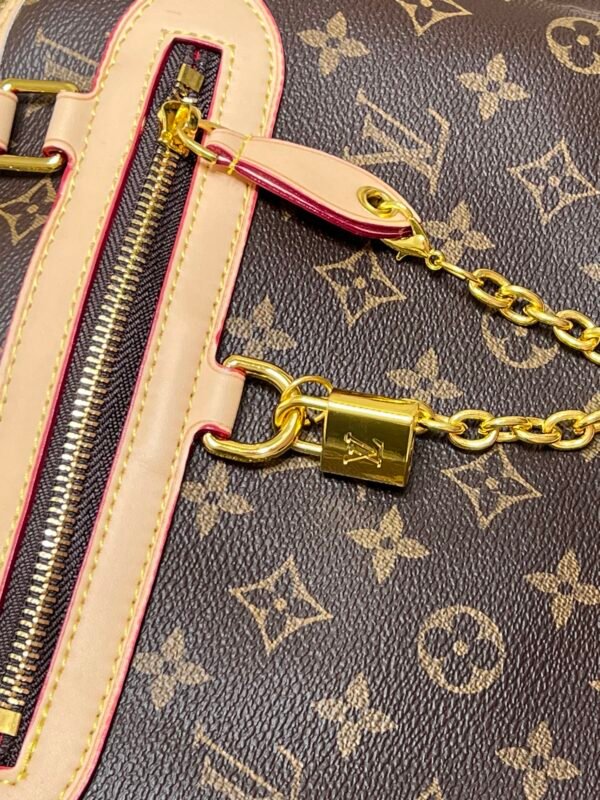 Small size M15208 M25774 This Louis Vuitton Ever More PM handbag measures 28x18x12 cm.