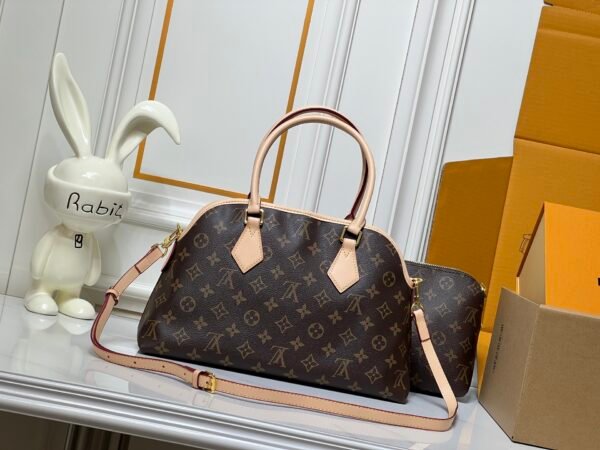 Small size M15208 M25774 This Louis Vuitton Ever More PM handbag measures 28x18x12 cm.