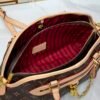Small size M15208 M25774 This Louis Vuitton Ever More PM handbag measures 28x18x12 cm.