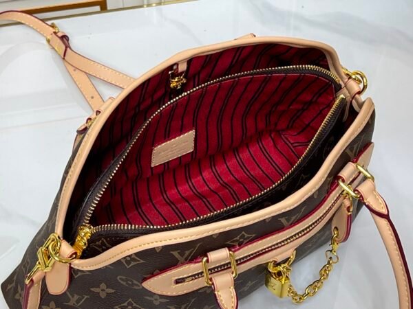 Small size M15208 M25774 This Louis Vuitton Ever More PM handbag measures 28x18x12 cm.