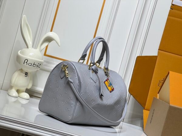 M25670 M40391 This Speedy Soft 30 handbag is made of cowhide and features springtime fresh colors: 30.0 x 21.0 x 17.0 cm (length x height x width)