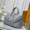 M25670 M40391 This Speedy Soft 30 handbag is made of cowhide and features springtime fresh colors: 30.0 x 21.0 x 17.0 cm (length x height x width)