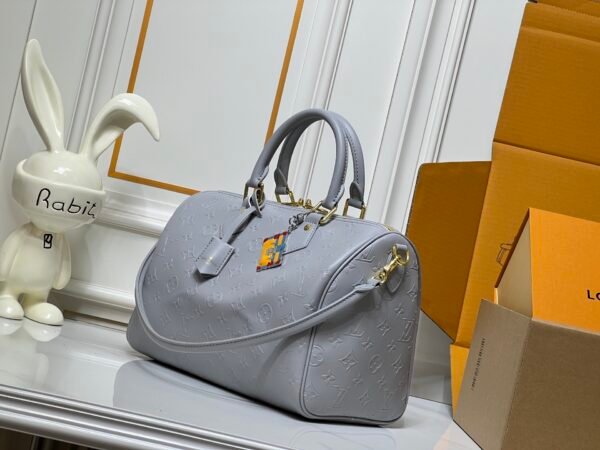 M25670 M40391 This Speedy Soft 30 handbag is made of cowhide and features springtime fresh colors: 30.0 x 21.0 x 17.0 cm (length x height x width)