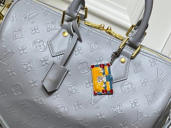 M25670 M40391 This Speedy Soft 30 handbag is made of cowhide and features springtime fresh colors: 30.0 x 21.0 x 17.0 cm (length x height x width)