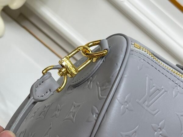 M25670 M40391 This Speedy Soft 30 handbag is made of cowhide and features springtime fresh colors: 30.0 x 21.0 x 17.0 cm (length x height x width)