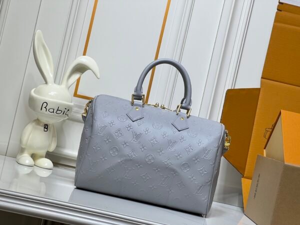 M25670 M40391 This Speedy Soft 30 handbag is made of cowhide and features springtime fresh colors: 30.0 x 21.0 x 17.0 cm (length x height x width)