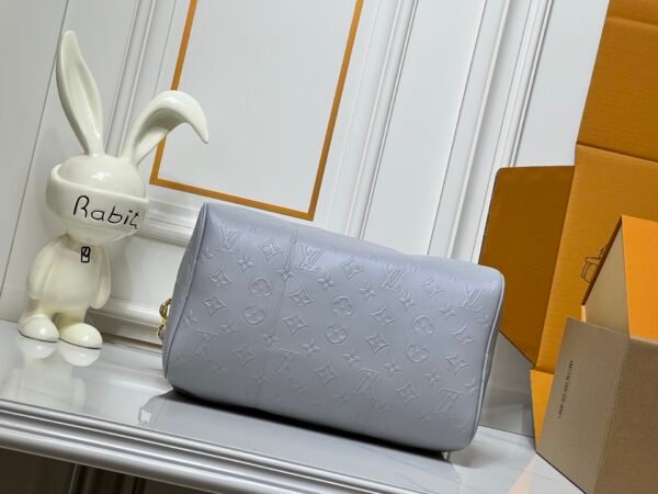 M25670 M40391 This Speedy Soft 30 handbag is made of cowhide and features springtime fresh colors: 30.0 x 21.0 x 17.0 cm (length x height x width)