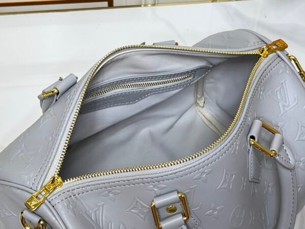 M25670 M40391 This Speedy Soft 30 handbag is made of cowhide and features springtime fresh colors: 30.0 x 21.0 x 17.0 cm (length x height x width)