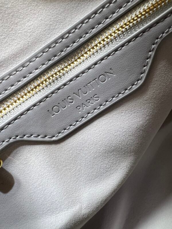 M25670 M40391 This Speedy Soft 30 handbag is made of cowhide and features springtime fresh colors: 30.0 x 21.0 x 17.0 cm (length x height x width)