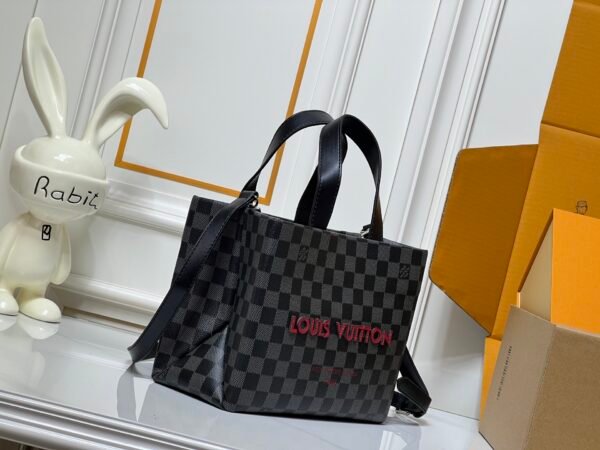 M13940  This top-quality original item from the collaboration collection by Pharrell and NIGO. The large-sized handbag "Shopper" measures 25x19x11 in size, suitable for shopping at Louis Vuitton.