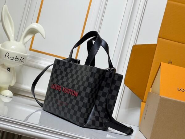 M13940  This top-quality original item from the collaboration collection by Pharrell and NIGO. The large-sized handbag "Shopper" measures 25x19x11 in size, suitable for shopping at Louis Vuitton.