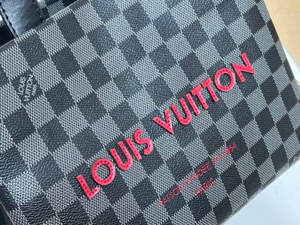 M13940  This top-quality original item from the collaboration collection by Pharrell and NIGO. The large-sized handbag "Shopper" measures 25x19x11 in size, suitable for shopping at Louis Vuitton.
