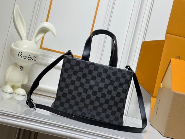 M13940  This top-quality original item from the collaboration collection by Pharrell and NIGO. The large-sized handbag "Shopper" measures 25x19x11 in size, suitable for shopping at Louis Vuitton.