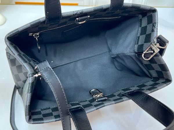 M13940  This top-quality original item from the collaboration collection by Pharrell and NIGO. The large-sized handbag "Shopper" measures 25x19x11 in size, suitable for shopping at Louis Vuitton.