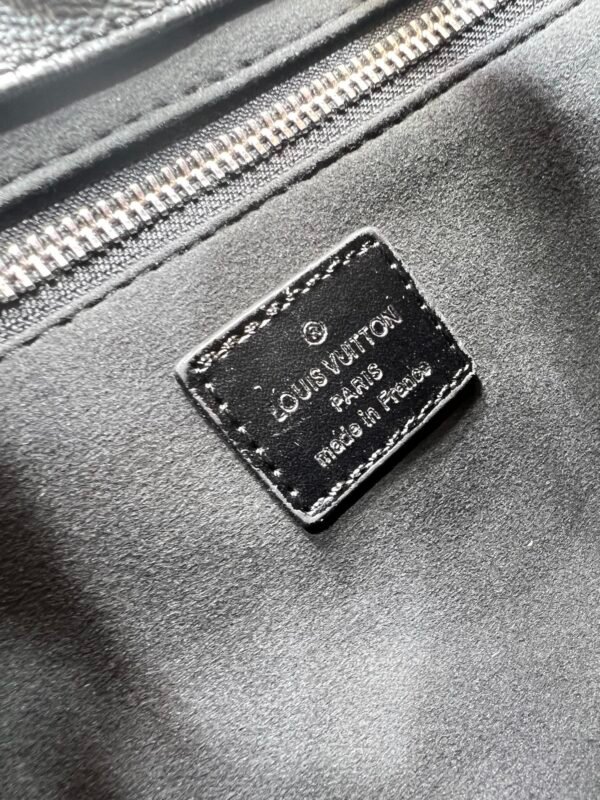 M13940  This top-quality original item from the collaboration collection by Pharrell and NIGO. The large-sized handbag "Shopper" measures 25x19x11 in size, suitable for shopping at Louis Vuitton.