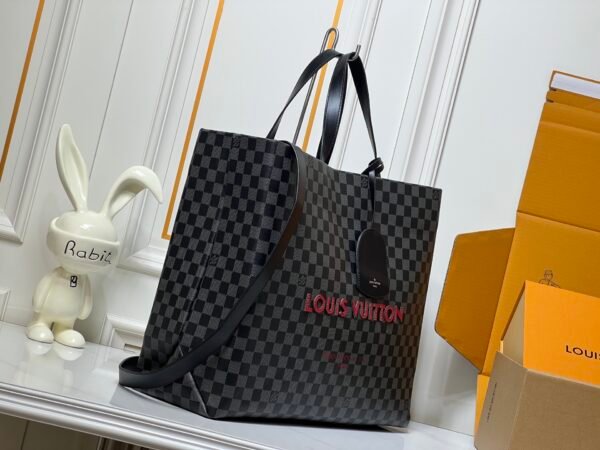M24457 This medium-sized shopper bag is made by Louis Vuitton and measures 42x34x16 cm.