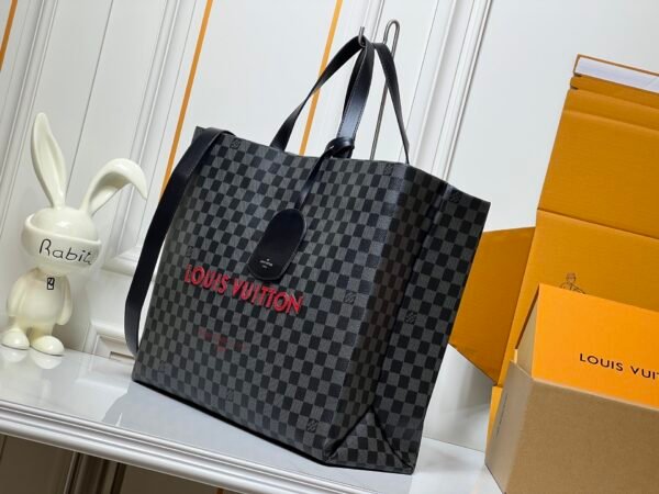M24457 This medium-sized shopper bag is made by Louis Vuitton and measures 42x34x16 cm.