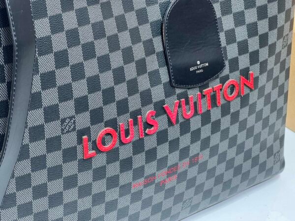 M24457 This medium-sized shopper bag is made by Louis Vuitton and measures 42x34x16 cm.