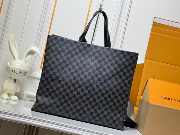 M24457 This medium-sized shopper bag is made by Louis Vuitton and measures 42x34x16 cm.