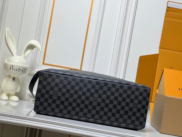 M24457 This medium-sized shopper bag is made by Louis Vuitton and measures 42x34x16 cm.